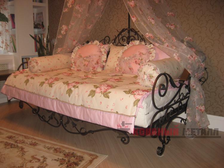 Кованая кровать с балдахином