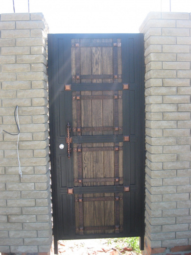 Калитка кованая с деревом 2