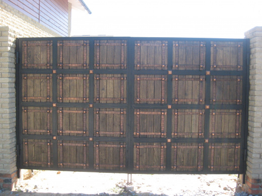 Ворота с деревянной вставкой
