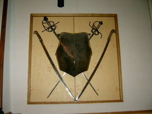 Панно с саблями и нагрудником доспеха