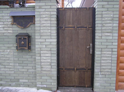 Калитка глухая с деревом 2