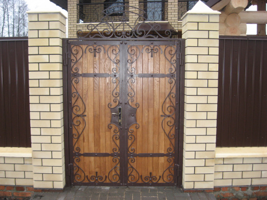 Калитка кованая с деревом