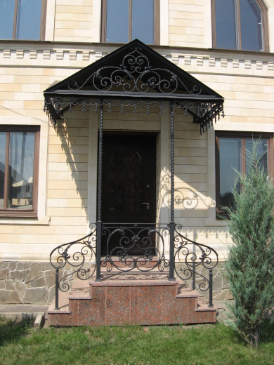 Ограждение крыльца с кованым навесом