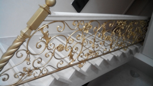 Лестничное ограждение с деревянным поручнем 7