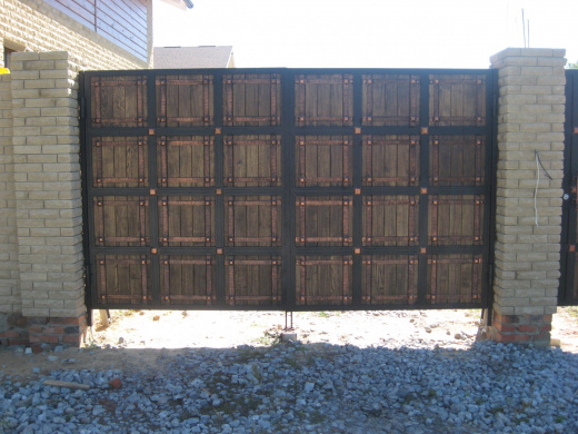 Ворота с деревянной вставкой
