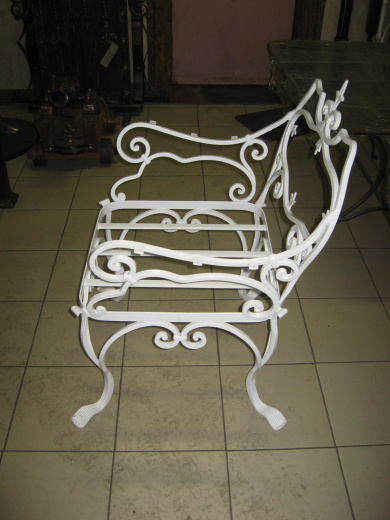 Скамейка кованая белая